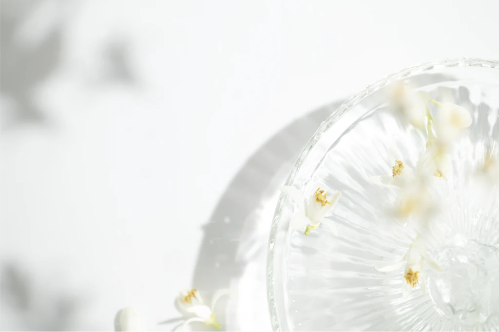 透明なガラスと植物を写したScent Labのメインビジュアル