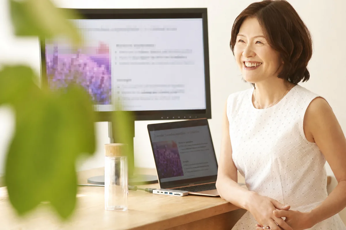 研修で資料を確認している様子